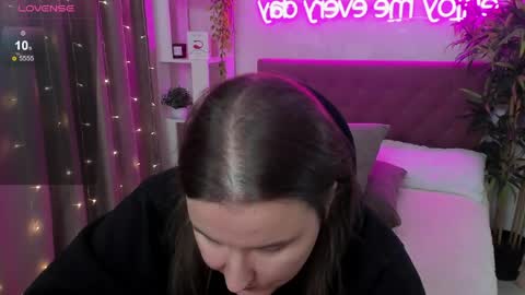 Snapshot of katyaneilson chatting on May 12, 2026, 6:32 am Kate online show from May 12, 2026, 6:32 am