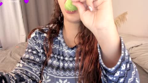 Snapshot of katybloom_ chatting on December 22, 2024, 9:42 pm online show from December 22, 2024, 9:42 pm