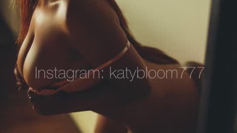 Snapshot of katybloom_ chatting on February 20, 2025, 3:23 am online show from February 20, 2025, 3:23 am