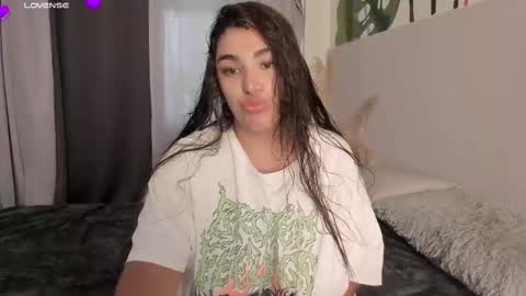 Snapshot of katybloom_ chatting on February 21, 2025, 5:20 pm online show from February 21, 2025, 5:20 pm