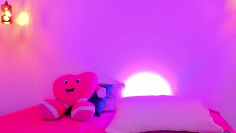      K A Y L A      online show from September 25, 2025, 3:27 pm