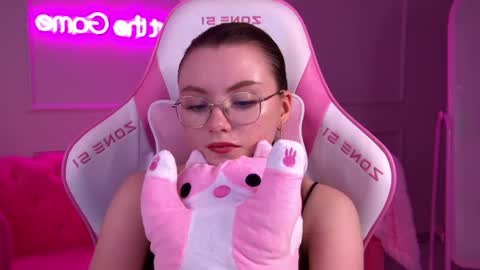 Keira online show from February 23, 2025, 9:33 am