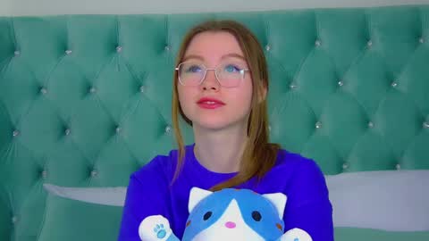 Keira online show from March 5, 2025, 6:45 pm