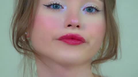 Keira online show from May 9, 2026, 10:09 am