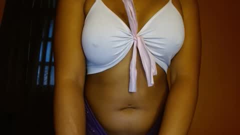 Snapshot of kelliecapri chatting on December 19, 2025, 10:17 pm Kellie online show from December 19, 2025, 10:17 pm