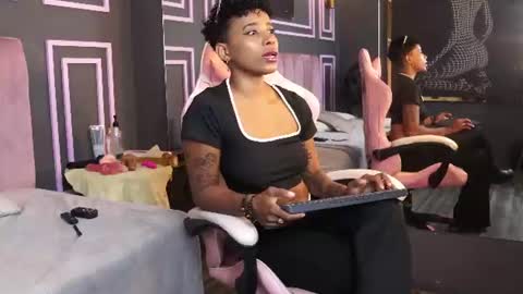Snapshot of kelly__thomson chatting on July 7, 2026, 1:15 pm kelly__thomson online show from July 7, 2026, 1:15 pm