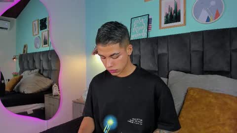 Snapshot of ken_boy_ chatting on February 19, 2025, 2:33 am online show from February 19, 2025, 2:33 am