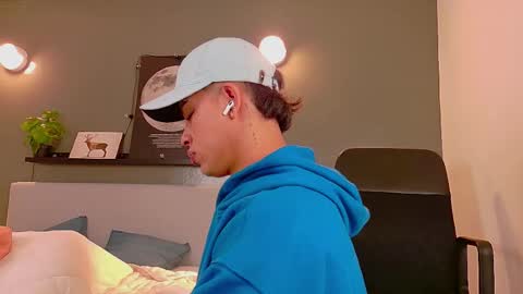 Snapshot of ken_boy_ chatting on October 20, 2025, 11:32 am online show from October 20, 2025, 11:32 am