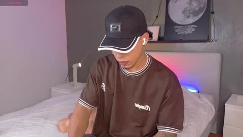 Snapshot of ken_boy_ chatting on November 8, 2025, 11:32 am online show from November 8, 2025, 11:32 am