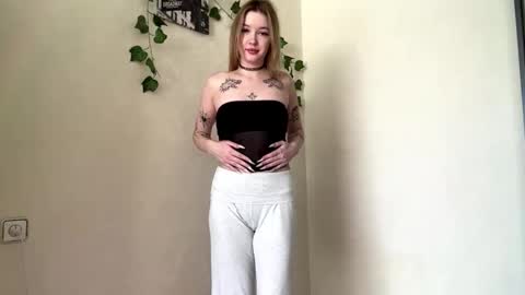 Snapshot of kenafetner chatting on June 4, 2026, 11:05 am Mia online show from June 4, 2026, 11:05 am