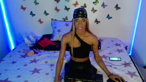 kendallgil online show from January 10, 2025, 4:22 am