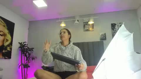 Snapshot of kendra_london chatting on June 15, 2026, 11:12 am Kendra London online show from June 15, 2026, 11:12 am