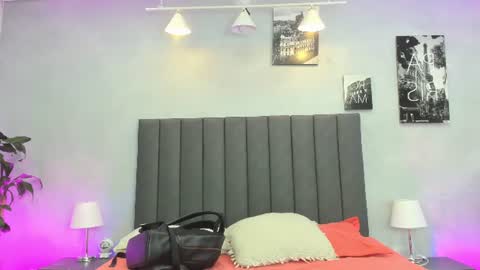 Snapshot of kendra_london chatting on June 17, 2026, 11:12 am Kendra London online show from June 17, 2026, 11:12 am