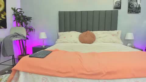 Snapshot of kendra_london chatting on August 3, 2026, 11:37 am Kendra London online show from August 3, 2026, 11:37 am