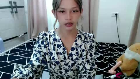kendra_lunaxx online show from July 2, 2026, 8:53 am