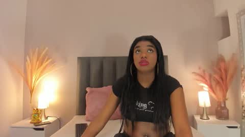 kendrachavez_ online show from November 16, 2025, 9:42 pm