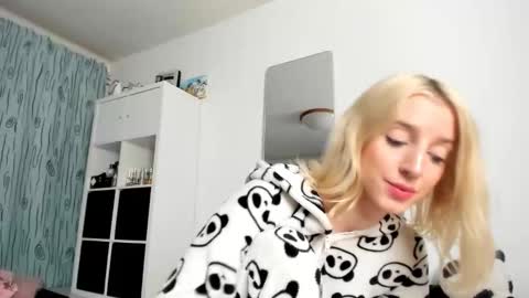 Kenzie online show from October 19, 2025, 3:18 am