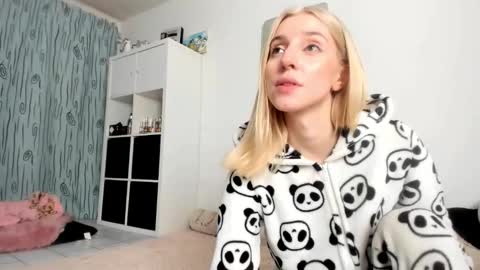 Kenzie online show from October 26, 2025, 1:50 pm