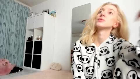 Kenzie online show from November 2, 2025, 4:37 am