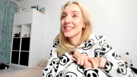 Kenzie online show from November 6, 2025, 4:46 am