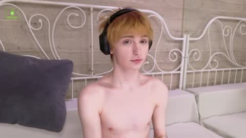 Snapshot of kessy_white chatting on June 1, 2026, 8:32 pm Kessy online show from June 1, 2026, 8:32 pm