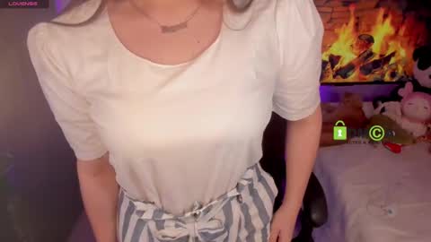 Snapshot of khionebesset chatting on December 2, 2024, 4:42 am Khi. online show from December 2, 2024, 4:42 am