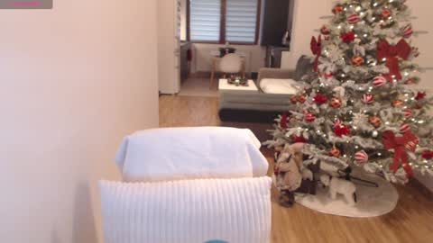 Khloe online show from December 6, 2024, 1:11 pm