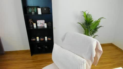 Khloe online show from April 27, 2026, 4:49 pm