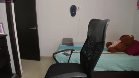 Snapshot of kiara_and_evelyn chatting on February 1, 2025, 7:34 pm Evelyn online show from February 1, 2025, 7:34 pm