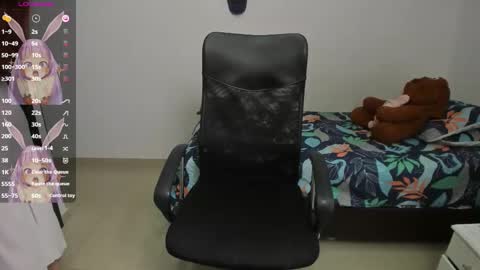 Snapshot of kiara_and_evelyn chatting on February 13, 2025, 10:43 pm Evelyn online show from February 13, 2025, 10:43 pm