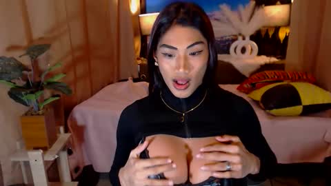 kiara_trans online show from April 6, 2026, 10:49 am