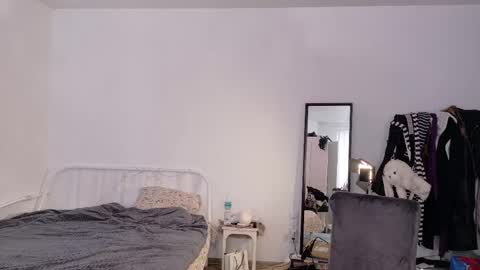 Kiki online show from April 24, 2026, 6:49 am