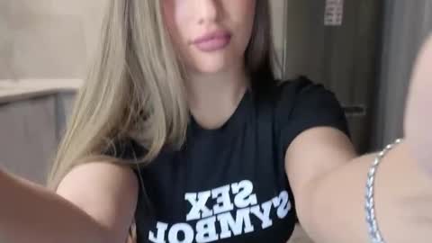 Snapshot of killer__girls chatting on November 10, 2025, 9:03 pm EvaAnna online show from November 10, 2025, 9:03 pm