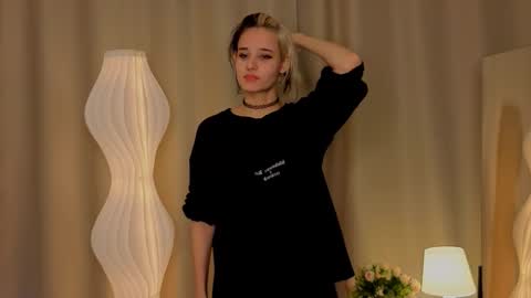 Snapshot of kimikosetterland chatting on December 19, 2025, 6:53 am Elizabeth online show from December 19, 2025, 6:53 am