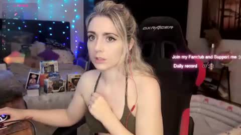 Snapshot of kimilee22 chatting on July 18, 2026, 5:28 pm Wolfs Girl online show from July 18, 2026, 5:28 pm