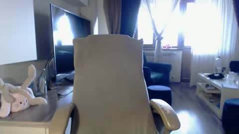 Kim Lee  online show from April 10, 2026, 2:33 pm