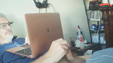 Snapshot of kingtongue10 chatting on December 19, 2025, 8:49 pm kingtongue10 online show from December 19, 2025, 8:49 pm