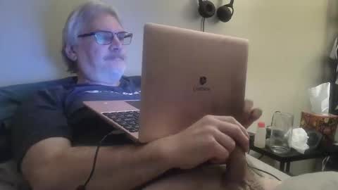 Snapshot of kingtongue10 chatting on April 7, 2026, 11:32 am kingtongue10 online show from April 7, 2026, 11:32 am