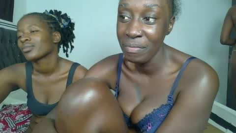 Snapshot of kinky_leila chatting on July 7, 2026, 6:47 am kinky_leila online show from July 7, 2026, 6:47 am