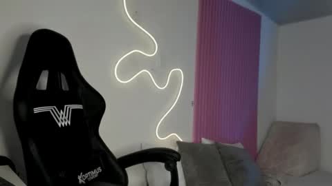 kinky yeyns online show from December 19, 2025, 12:17 am