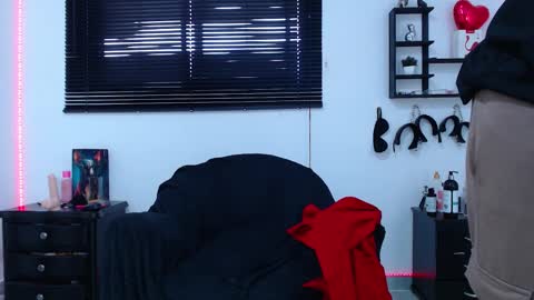 Snapshot of kinkyallisonsub chatting on February 22, 2025, 9:15 pm Allison Diego online show from February 22, 2025, 9:15 pm