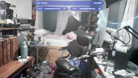 Snapshot of kinkybiguy14 chatting on October 26, 2025, 12:49 am Kinky Cassie online show from October 26, 2025, 12:49 am