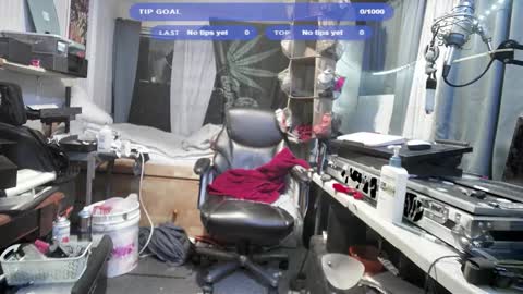 Snapshot of kinkybiguy14 chatting on December 5, 2025, 1:03 am Kinky Cassie online show from December 5, 2025, 1:03 am