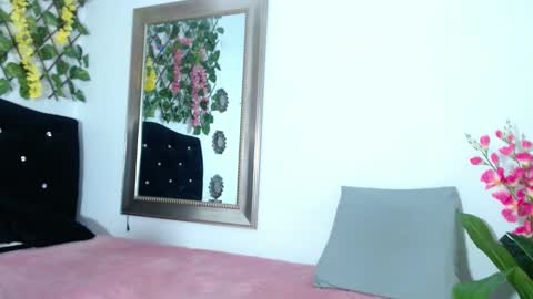 Snapshot of kinkysweet__ chatting on February 24, 2025, 12:52 am Isabella online show from February 24, 2025, 12:52 am