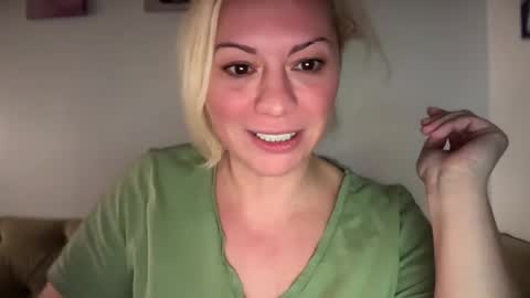 KiraDivine online show from December 31, 2024, 8:02 pm