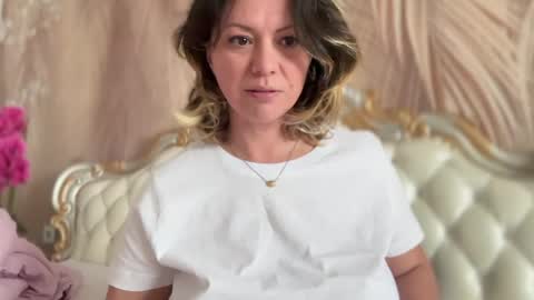 KiraDivine online show from April 22, 2026, 12:28 pm