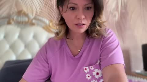 KiraDivine online show from April 24, 2026, 12:07 pm