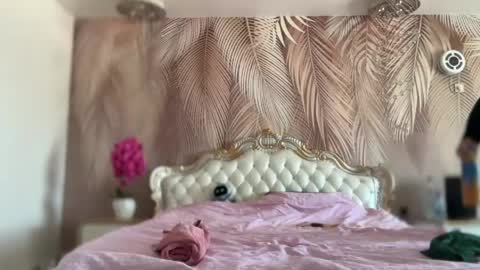 KiraDivine online show from April 25, 2026, 12:19 pm
