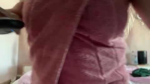 KiraDivine online show from April 25, 2026, 1:41 pm