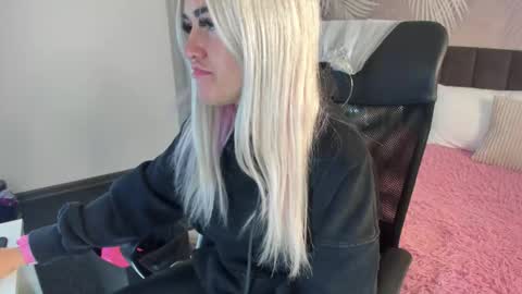 Snapshot of kiramagnolia chatting on September 29, 2025, 1:44 am Kira online show from September 29, 2025, 1:44 am